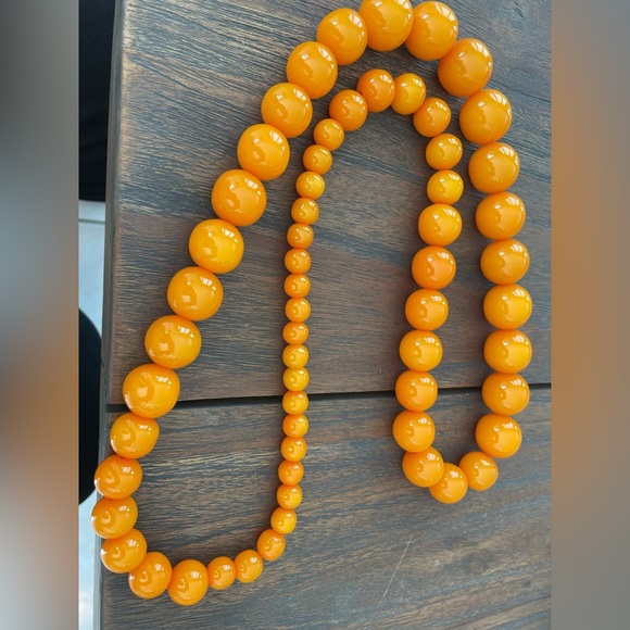 Beautiful butter colored resin beads necklace - Picture 1 of 6
